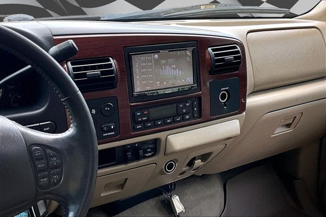 2005 Ford Super Duty F-350 DRW Lariat