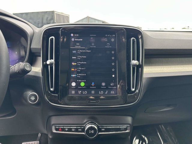 2023 Volvo XC40 Ultimate Bright Theme
